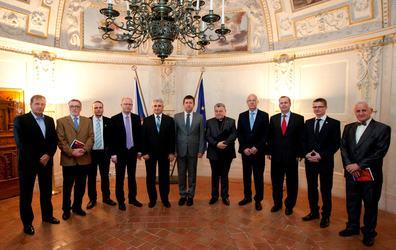 3.2. PŘÍPRAVNÉ SETKÁNÍ NÁRODNÍ KOMISE V SENÁTU 13. 5. 2014 Pro myšlenky spojené s naším projektem 700. výročí narození Karla IV.