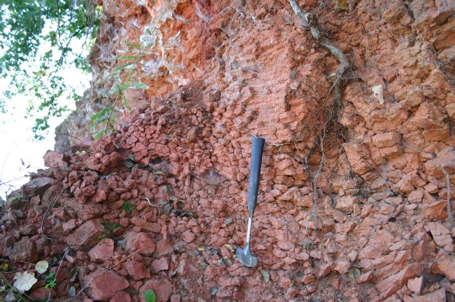 Přehled kontaktně metamorfovaných hornin Erlan (vápenato-silikátový rohovec) Vzniká kontaktní metamorfózou sedimentárních vápenců, které obsahovaly křemitou nebo jílovitou příměs.