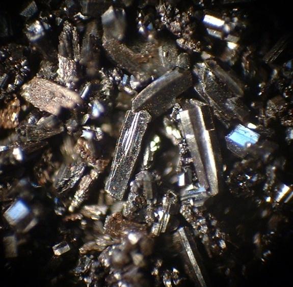 krystalický C 60 krychlová soustava krystaly hnědočerné, lesklé hybridizace sp 2 vysoká