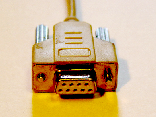 46 KAPITOLA 3. VYBRANÉ PERIFERIE PC vat a odpojovat za chodu počítače. SP je schopen dodat do připojeného zařízení proud až 10 ma, který lze odebírat z některé řídicí linky.