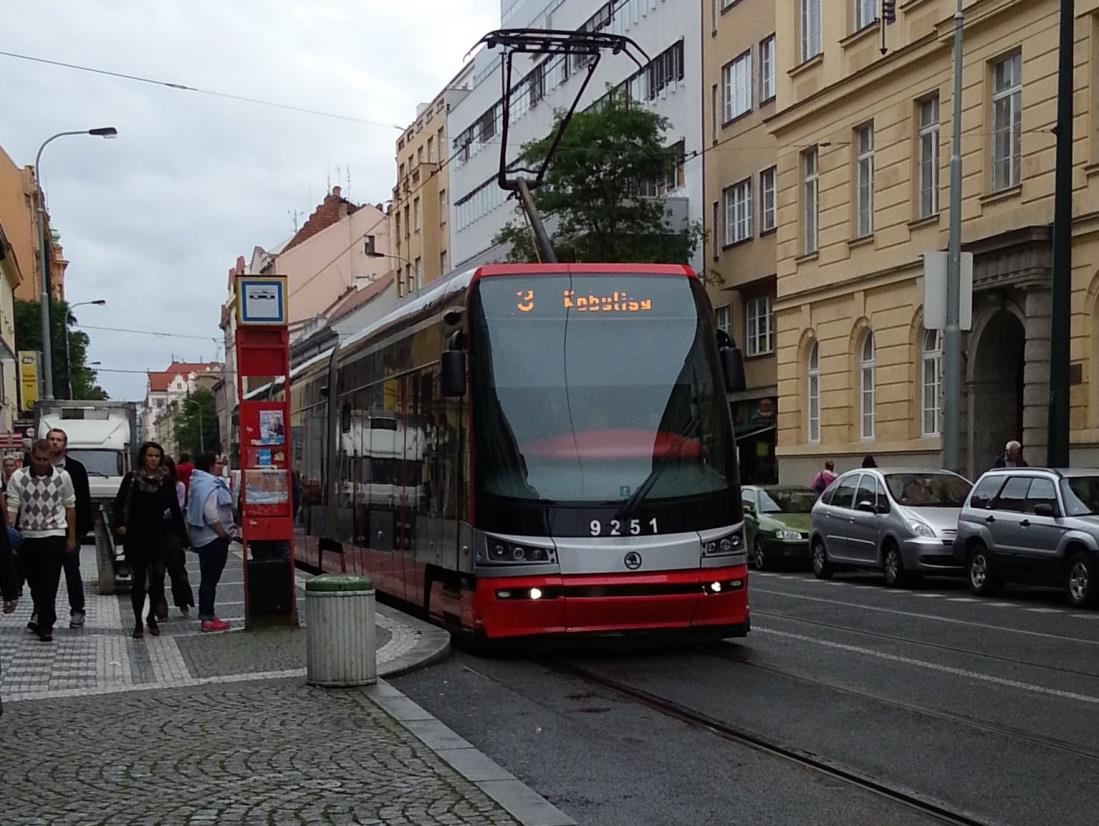 1.4.4 TRAMVAJ 1.4.4.1 DEFINICE, HISTORIE A TYPOLOGIE DEFINICE TRAMVAJE Tramvaj je povrchový prostředek městské hromadné dopravy, poháněný elektrickou energií a provozovaný na samostatném kolejovém tělese.