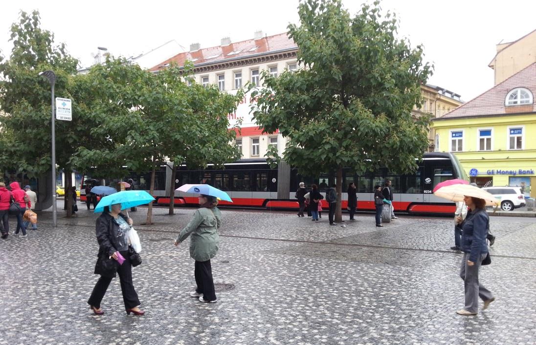 PŘÍLEŽITOSTI TRAMVAJÍ A TRAMVAJOVÉ DOPRAVY Základní příležitostí tramvaje a tramvajové dopravy do budoucna je: Vyřešení vysoké hlučnosti a vibrací způsobené provozem tramvaje, díky nové odhlučněné