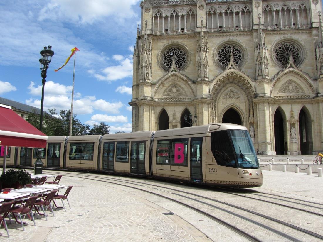 1.4.4.4 PŘEDNOSTI, NEDOSTATKY, PŘÍLEŽITOSTI A RIZIKA TRAMVAJÍ PŘEDNOSTI TRAMVAJÍ A TRAMVAJOVÉ DOPRAVY Přednosti tramvaje ve srovnání s ostatními druhy hromadné dopravy: Obrázek 30: Moderní interiér