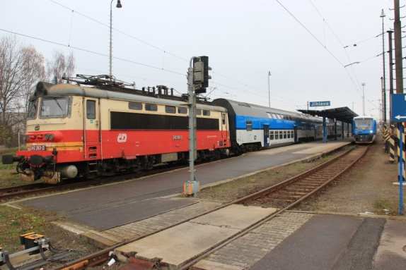 Přestupní terminály (13) Jihlava trať 225: Havlíčkův Brod Veselí nad Lužnicí, trať 240: Brno Jihlava, vazba na trolejbusy a městské autobusy, plán města přemístit hlavní