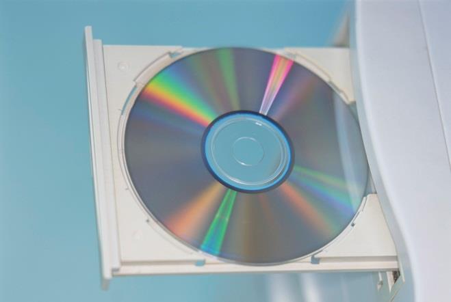 Datová úložiště Kompaktní disk Datová stopa má podobu spirály, jež začíná uprostřed disku a rozvíjí se směrem k okraji. Čtení se provádí pomocí laserového paprsku.