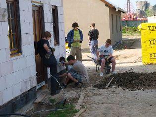 nájemním domě Dále jsou pojištěni: fyzické osoby pověřené čištěním, údržbou chodníků, schodišť, prostranství,