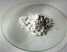 titaničitý TiO 2 = titanová běloba bílý jemný prášek, bez chuti a bez zápachu, nerozpustný ve vodě, není jedovatý, neškodí zdraví.
