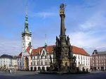 Olomoucký kraj: Olomoucký kraj leží ve střední a severozápadní části Moravy (většina území), a také na severozápadě Českého Slezska (téměř celý okres Jeseník).