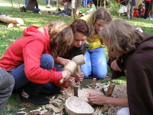 Program v expozici Po stopách Keltů V programu, který probíhá v expozici Po stopách Keltů na zámku v Nasavrkách, se žáci seznámí s keltskou civilizací a osídlením Evropy v mladší době železné.