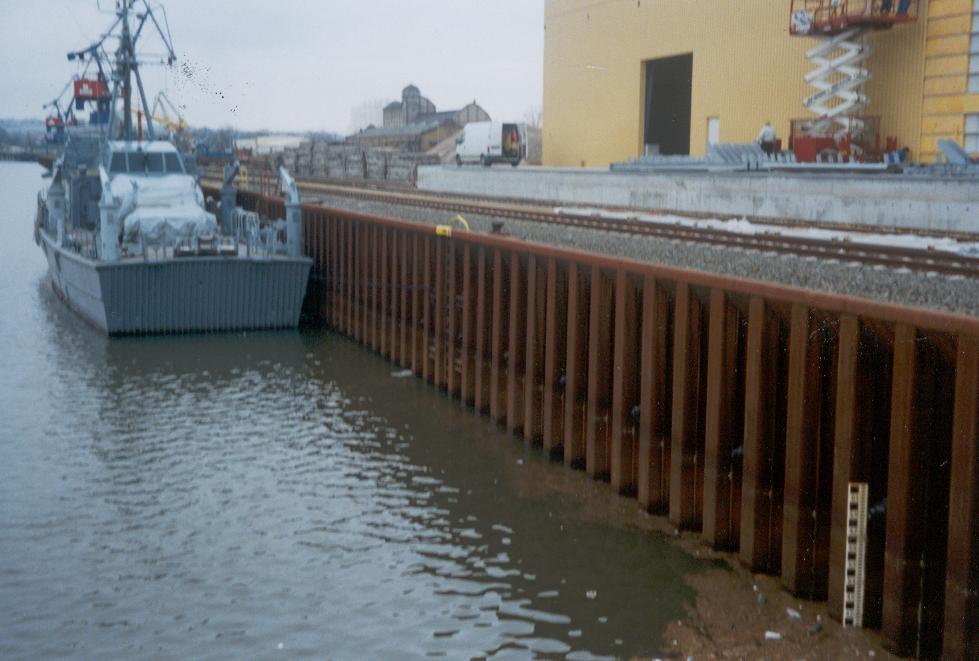 Břeh toku je v místě zvýšeného namáhání tvořen štětovou stěnou The bank is made of sheet pile