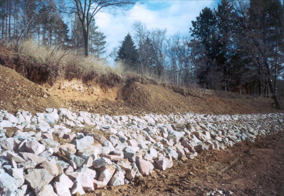 Nově provedená stabilizace břehu středně těžkým kamenným pohozem New bank stabilization by medium riprap