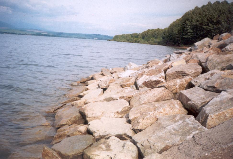 Těžký kamenný zához stabilizace v konkávě, v místech zvláště silného namáhání Heavy riprap stabilization in the