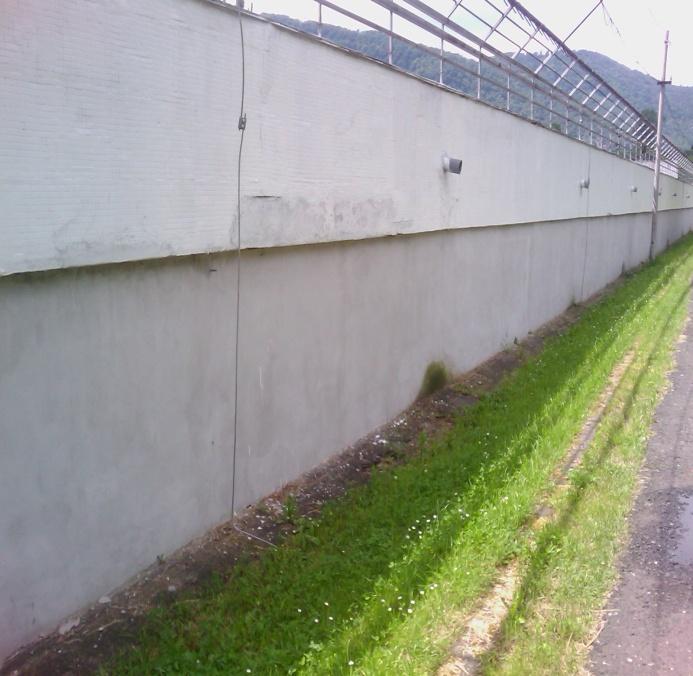Oprava chátrající zdi Před zahájením letní sezóny byla provedena poměrně rozsáhlá oprava tobogánu,