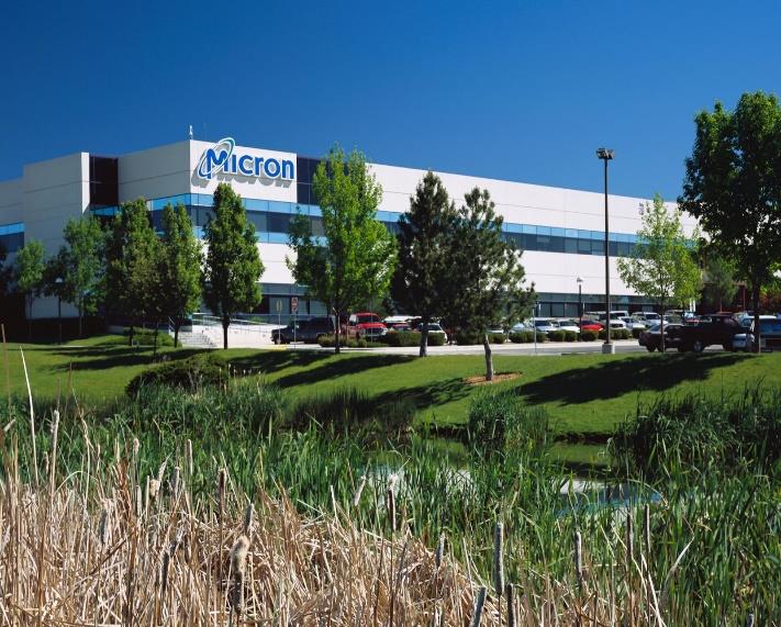 Micron Technology, Inc. Společnost je 3. největší výrobce paměťových čipů na světě a jediný výrobce na území USA (jedná se tak o strategickou firmu).