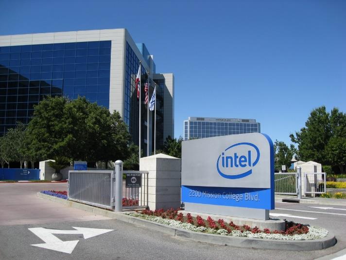 Intel Corporation Společnost je největší výrobce mikročipů na světě, zejména procesorů, které v rámci PC/notebooku nemají konkurenci a zároveň společnost zvládla dohnat náskok Qualcommu na poli