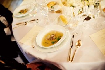 Sestavte si vlastní svatební menu: Předkrm Předkrmové trio z uzeného lososa, parmské šunky a buketku zelených salátků Šunka Serrano s melounem a balsamico redukcí Šunková rolka s křenovou pěnou,