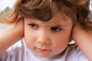 Aktivní naslouchání Během komunikace člověk více času tráví posloucháním (komunikace je reakce na okolí zvuky provozu,