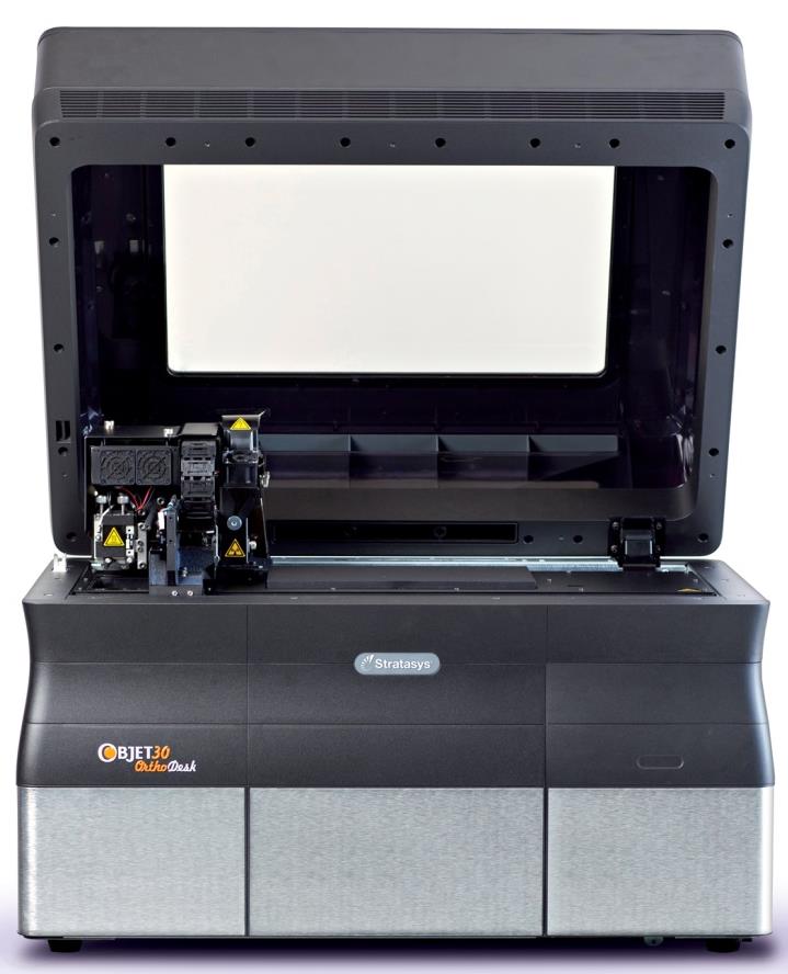 III. Popis zařízení Budete pracovat se stereolitografickou tiskárnou Stratasys Objet30. Jako pracovní materiál bude používat fotopolymer VeroBlue.