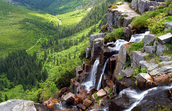 Na území KRNAP se nachází největší a nejmohutnější vodopády v České republice. Se svou výškou 148 m je nejvyšším vodopádem Pančavský vodopád padající z Pančavské louky do Labského dolu.