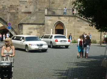 Jaká je Praha dnes Praha byla a je důležitým uzlem na dopravních cestách. Leží na březích jedné z našich nejdůležitějších řek. V minulosti byla sídlem českých králů.