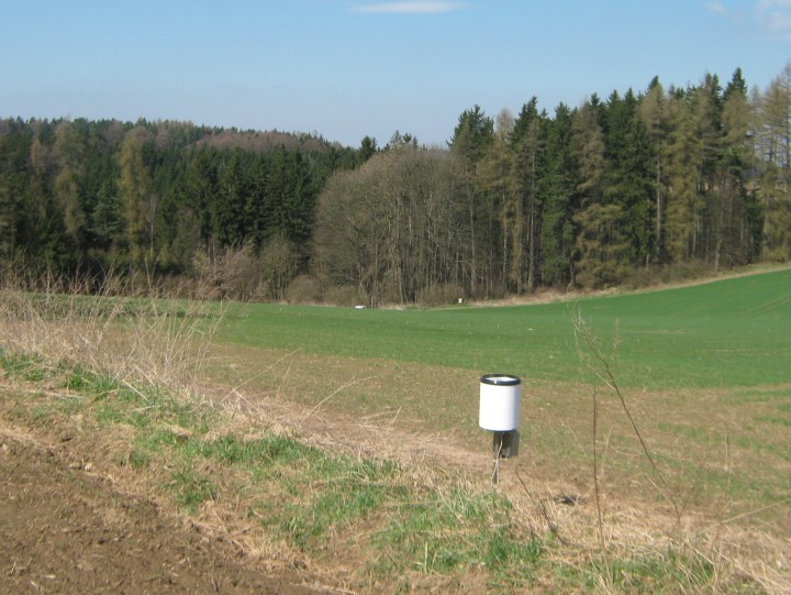 Měření srážek, průtoku a hladiny podzemní vody na výzkumných povodích V rámci výzkumných projektů prováděla v letech 2009 až 2012 kontinuální měření úhrnů srážek (dva automatizované srážkoměry