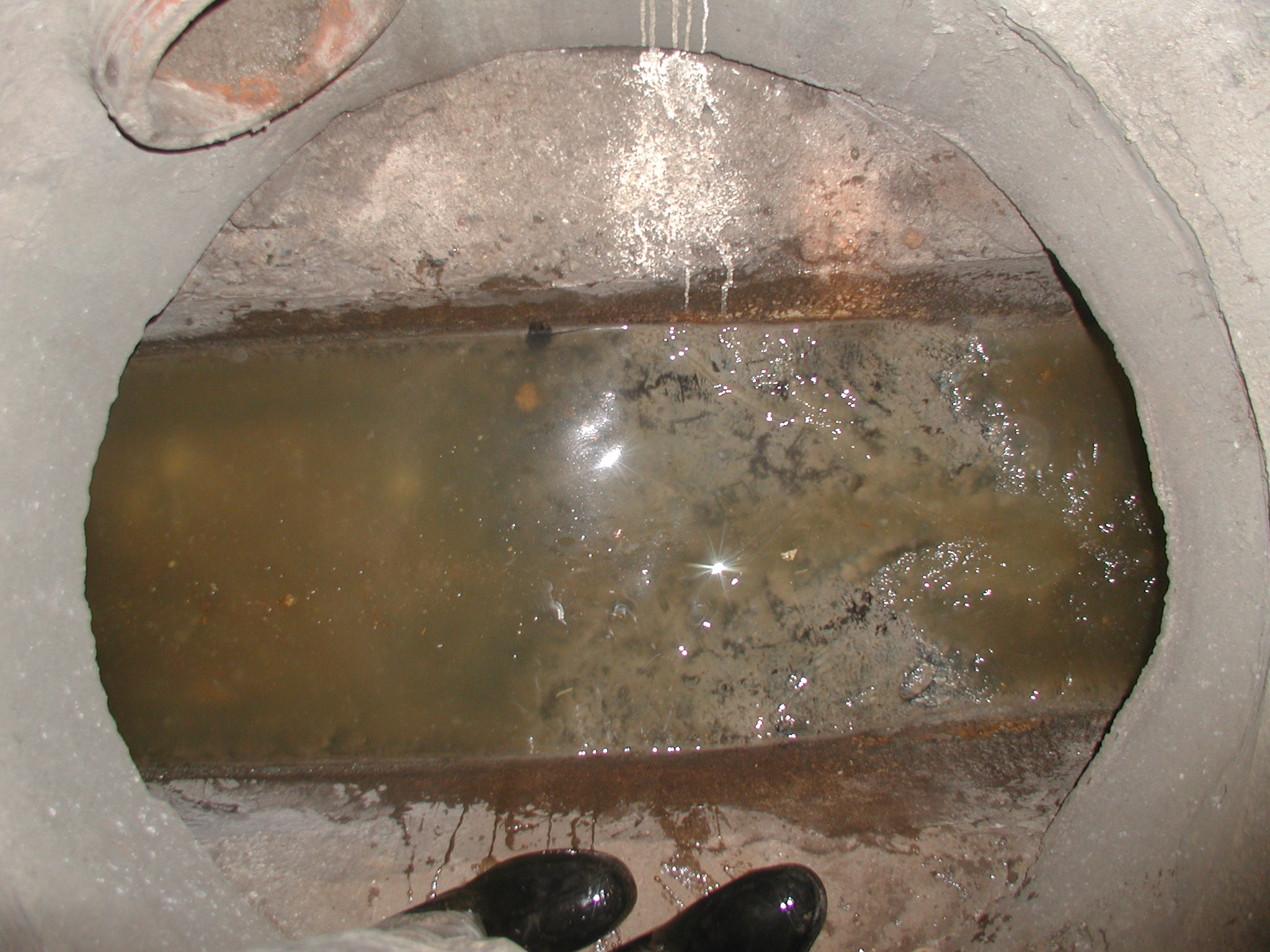 Obr. 7 Půdorys odlehčovací komory z obr. 5 Jak vypadají kanalizační šachty?