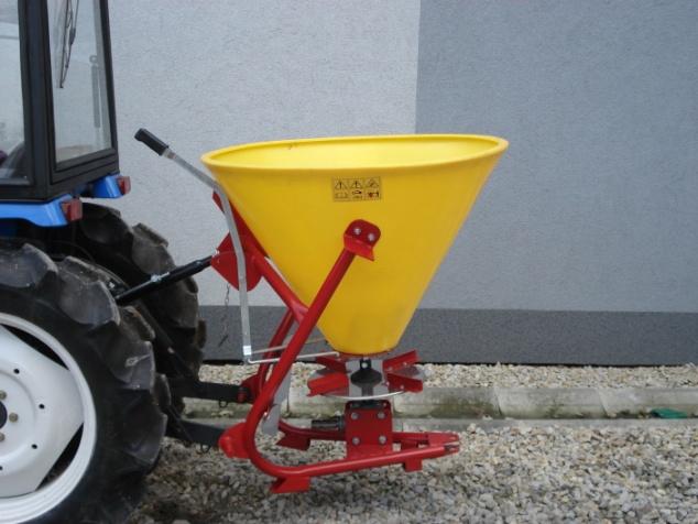 Rozmetadlo nesené Velikost nádrže: 200 300L 80 kg 9 HP Rozmetadlo je určeno pro traktory Kubota, Iseki, atd.