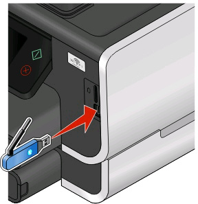 Tisk ze zařízení podporujícího technologii Bluetooth Poznámka: Tiskárna nepodporuje tisk souborů z počítače pomocí připojení Bluetooth. 1 Vložte USB adaptér Bluetooth do portu USB.
