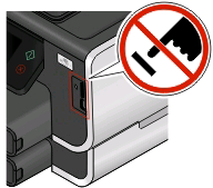 Výstraha nebezpečí poškození: Během tisku, čtení nebo zápisu na zařízení podporující technologii Bluetooth se nedotýkejte kabelů, žádného síťového adaptéru, žádného konektoru, adaptéru Bluetooth s
