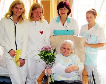 Jubilea: 90 27.10.2011 v DOP-HC oslavila své 90. Narozeniny paní Mária Vojteková, popřát přišel i personál, který se o paní Vojtekovou stará.