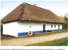 Horňácko moravskoslovenské pomezí, úpatí Bílých Karpat; oblast osídlena již v době železné převažuje tříprostorový dům s podélnou orientací, došková střecha budovy sýpek, chlévů, kolen a sklípků jsou