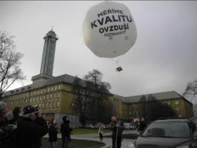 Letadlo zařízení schopné vyvozovat síly nesoucí jej v atmosféře z reakcí vzduchu, které nejsou