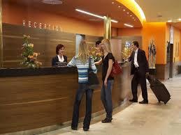 Recepce nachází se v hotelové hale je duší hotelu je vybavena moderními přístroji prostor je vymezen