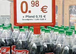 N Á V R H Y A V Y B A V E N Í O B C H O D Ů C Očko závěsné (383) K zavěšení dvou nápojových kazet zády k sobě, transparentní.