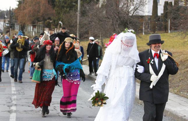Přidejte se do průvodu v maskách, radujte se s námi, tančete a dovádějte nebo obdarujte výslužkou či obolusem pro muziku. Maškary vás obdaří bujarým veselím a rozpustilostí.