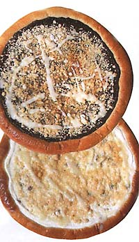 Jak se pečou frgale 1 kg výběrové polohrubé mouky, 100 g tuku (Lukana), 80 g sádla, 1 dl rostlinného oleje, 100 g cukru, 4 vejce, 6 dl mléka, 100 g droždí, špetku soli, nastrouhaná citronová kůra