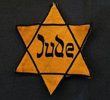 Židé měli zvlášť těžké podmínky, nosili označení šesticípé hvězdy postupně násilně odváženi do