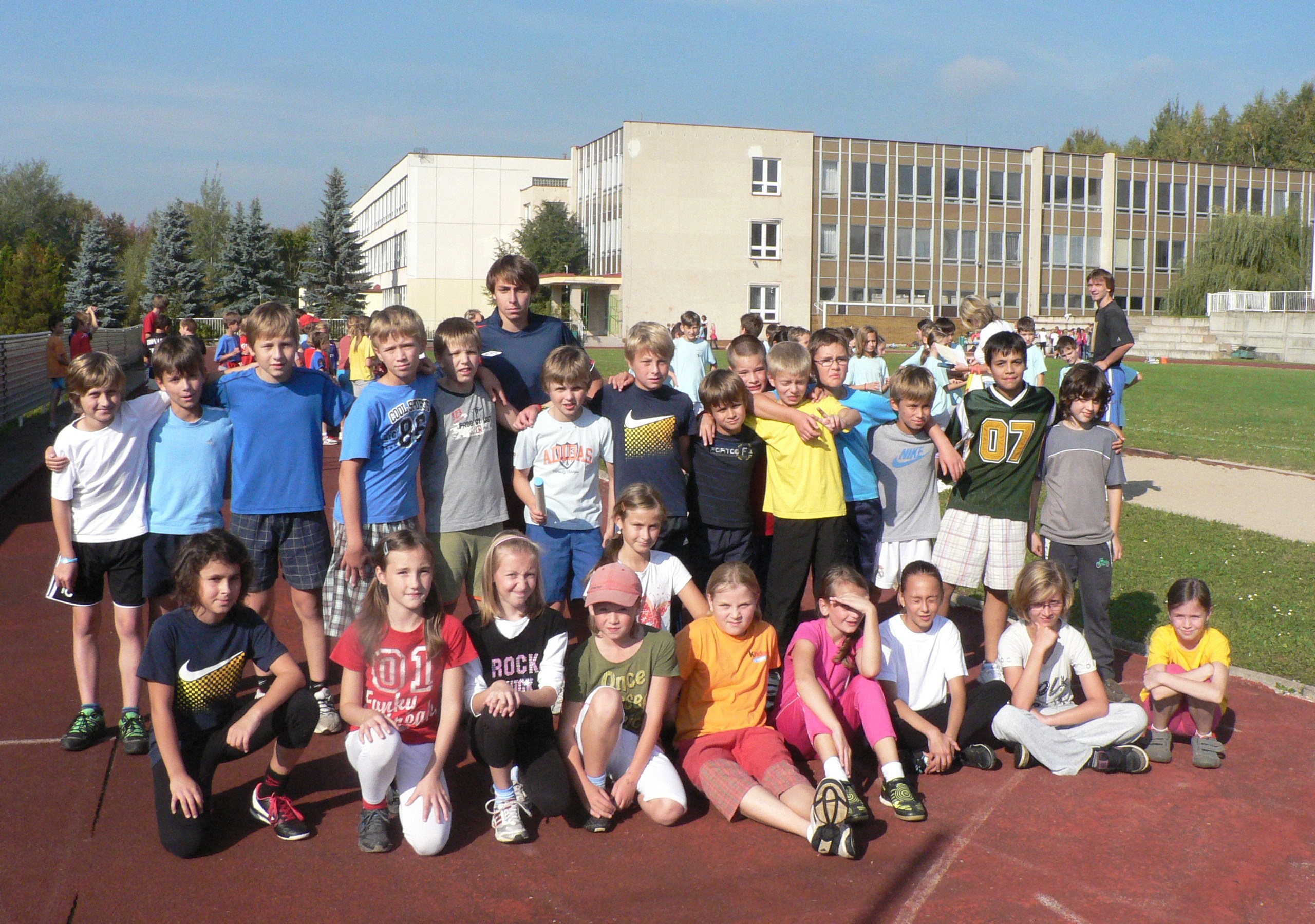 Základní škola, Mládežnická 536, TRUTNOV 4 Sportovní úspěchy Ţáci čtvrtých a pátých tříd se v úterý 4. října 2011 poprvé zúčastnili celostátní akce Zátopkova štafeta.