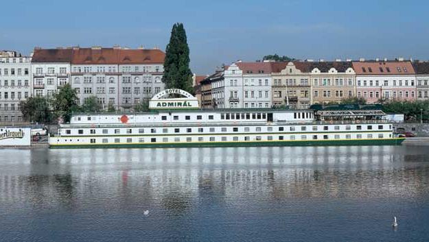 Botel Admirál Praha Botel pevně zakotvená loď v přístavu