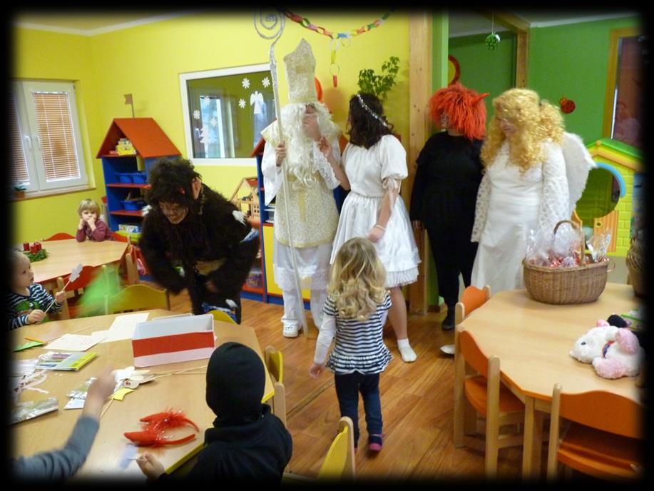 Mikulášská nadílka Ve čtvrtek 4. 12. 2014 navštívili naši žáci s paní vychovatelkou v podobě Mikuláše, andělů a čertů dětičky v Zámecké mateřské školičce.