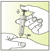 4. Injekční stříkačku dále držte namířenou vzhůru Odšroubujte krytku injekční stříkačky proti směru hodinových ručiček. 5.