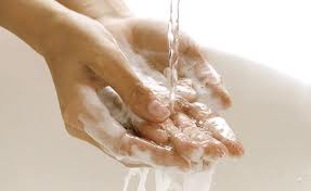Péče o zdraví Mytí rukou Umyvadlo jen se třpytí, ukaž jak se umíš mýti, ať se v něm tvé ručičky lesknou jak dvě rybičky.