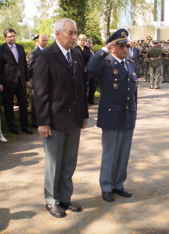 Josefu Bryksovi, československém stíhači RAF, který se stal i čestným členem SLČR. Již od prvopočátku se členové odbočky zapojují do veřejného dění v Olomouci.