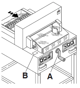 Hlavní vypínač přepněte do pozice I (A), zastrčte klíček ovládání a otočte vpravo (B). Otevřete bezpečnostní kryt (C). Řezačka je připravena k provozu.