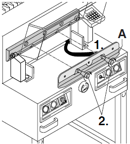 Nový nůž vyjměte opatrně z obalu a přišroubujte k němu pomůcku na výměnu nože (A). Dbejte na rozestup 11 mm/ 0,43 inch (palců)!