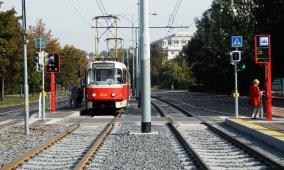 Rekonstrukce tramvajové trati Evropská třída, Praha - Komplexní rekonstrukce kolejové konstrukce - rekonstrukce stávajících tramvajových zastávek - zlepšení parametrů, bezpečnosti a komfortu