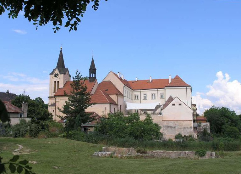 Chvalský zámek, zadní pohled sídlo -