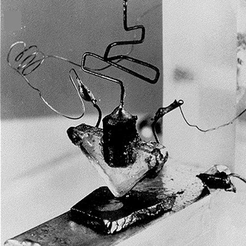 Tranzistor Další epochální objev, na jehož počátku stál výzkum polovodičových detektorů pro radiolokátory Je to objev polovodičového zesilovacího prvku tranzistoru Objev ohlásili v r. 1947 William B.