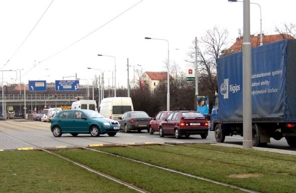 31 jízdě podél nástupního nebo ochranného ostrůvku je nutno dbát zvýšené opatrnosti. Podél tramvaje se jezdí vpravo, pokud není dopravní značkou Objíždění tramvaje povolena jízda vlevo.