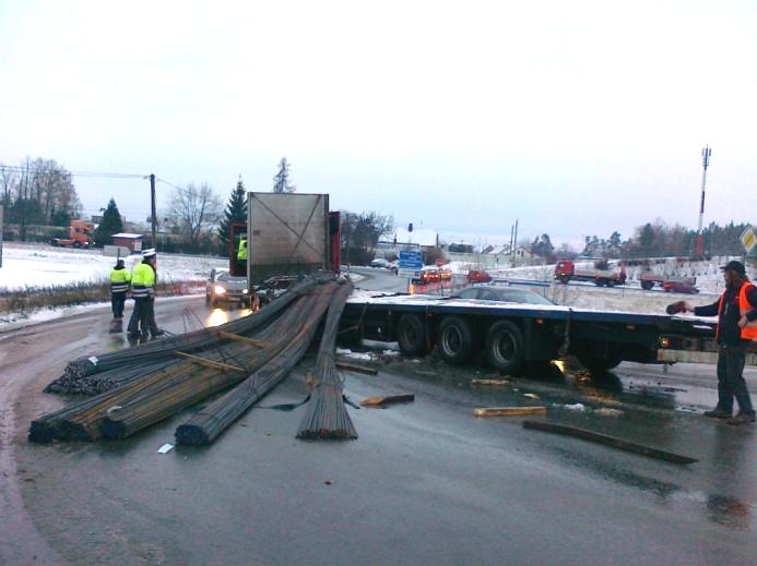 77 (3) Přečnívá-li náklad vozidlo vpředu nebo vzadu více než o 1 m nebo přečnívá-li náklad z boku u motorového vozidla nebo jízdní soupravy vnější okraj obrysových světel více než o 400 mm a u